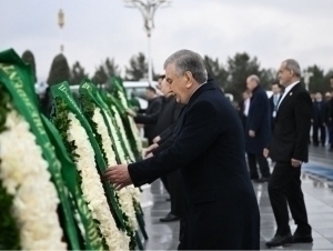 Shavkat Mirziyoyev Ashxoboddagi Betaraflik monumenti poyiga gul qo‘ydi