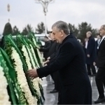 Shavkat Mirziyoyev Ashxoboddagi Betaraflik monumenti poyiga gul qo‘ydi