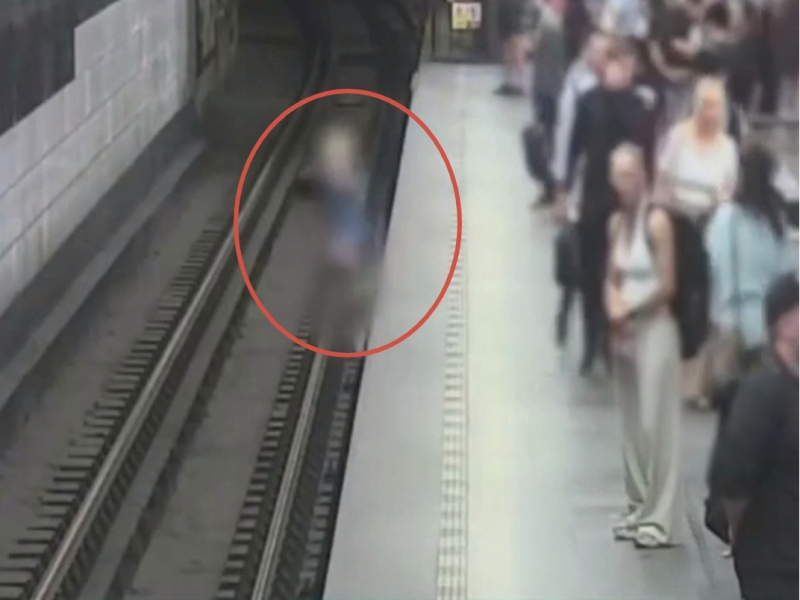 Telefonga chalg‘igan 7 yashar bola metro relsiga tushib ketdi (video)