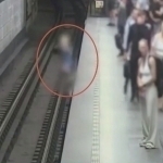Telefonga chalg‘igan 7 yashar bola metro relsiga tushib ketdi (video)