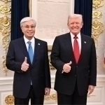 Tramp To‘qayevga Oq uy kalitini sovg‘a qildi 