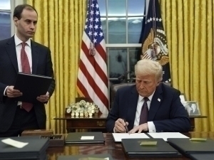 Трамп Сурияга қарши санкцияларни расман бекор қилди