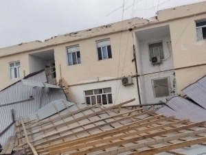 Қорақалпоғистон ва Хоразмда шамол уйлар томини учириб кетди (фото)