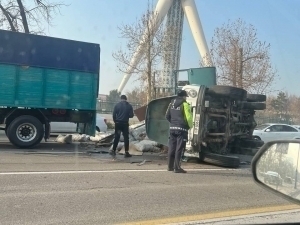 Тошкентда ЗИЛ юки билан бирга ағдарилиб кетди