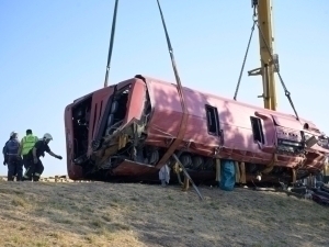 Ziyoratchilarni olib ketayotgan avtobus ag‘darilishi oqibatida 12 kishi halok bo‘ldi (video)