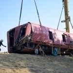 Зиёратчиларни олиб кетаётган автобус ағдарилиши оқибатида 12 киши ҳалок бўлди (видео)