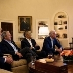 Tramp Obama, Bayden va Bush bilan Oq uyda futbol tomosha qilmoqchi