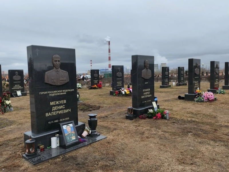 Россияда ҳарбийлар қабрини суратга олганлар давлатга хиёнатда айбланмоқда