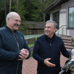 Mirziyoyev Lukashenkoga haykal sovg‘a qildi (video)