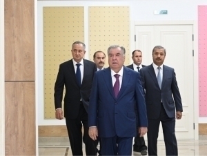 Имомали Раҳмон янги очилган мактабга ўз номини берди