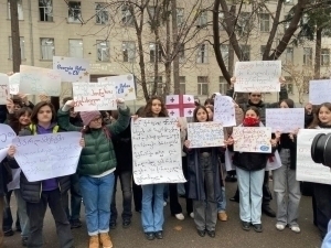 Gruziya Prezidenti maktab o‘quvchilarini mitingga jalb qildi