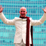 Jeff Bezos bosh direktorlik lavozimidan qachon ketishini ma’lum qildi 