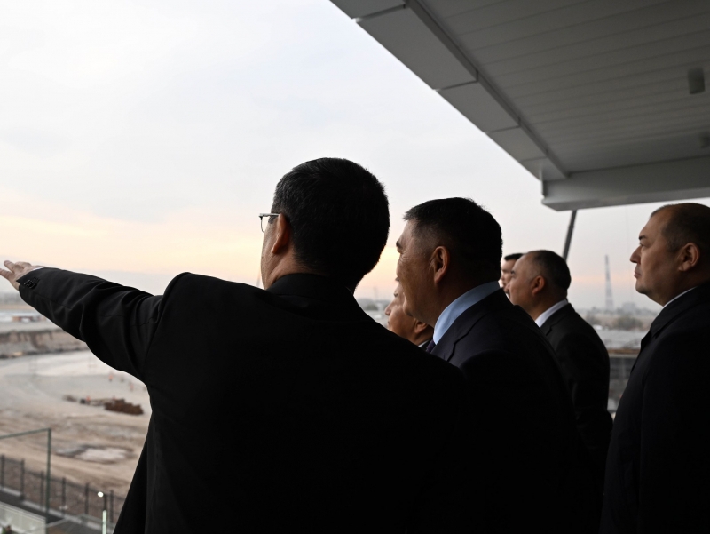 Stadion, sirlar va Japarov idorasi: Qirg‘izistondagi mega-loyihani kim quryapti?