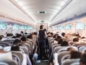 Мексикада маош олмаган учувчи йўловчилар тўла самолётда норозилик намойиши уюштирди