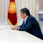 Jeenbekov mamlakatning yangi Bosh vaziri va parlament spikeri bilan uchrashib, nasihat qildi