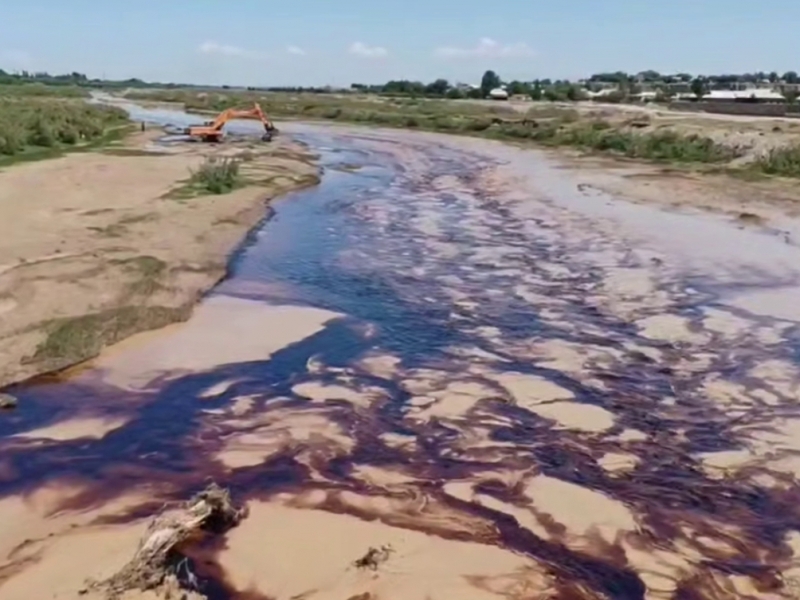 Boysunda 1 tonnadan ortiq neft daryoga oqib ketgani ma’lum bo‘ldi (video)