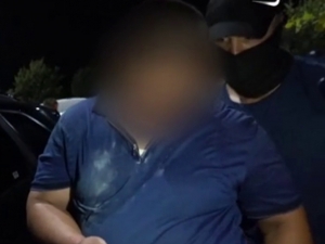 Bojxona posti rahbari 5 ming dollar pora olayotganda ushlandi (video)