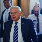 Коррупцияда айбланган сенатор Менендес сиёсатдан кетди