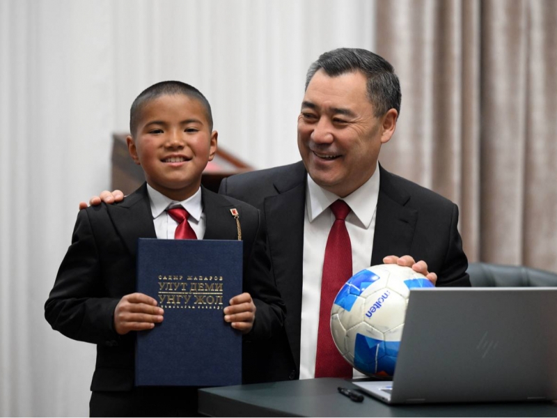 Qorli qishloqdan Prezident huzurigacha. Japarov 10 yashar o‘quvchiga o‘zining Iphone'ini sovg‘a qildi (video)