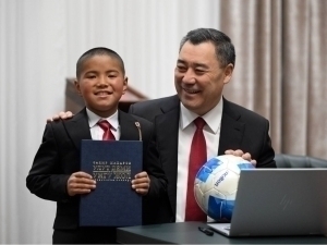 Қорли қишлоқдан Президент ҳузуригача. Жапаров 10 яшар ўқувчига ўзининг Iphone'ини совға қилди (видео)