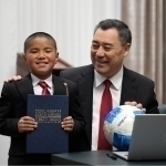 Qorli qishloqdan Prezident huzurigacha. Japarov 10 yashar o‘quvchiga o‘zining Iphone'ini sovg‘a qildi (video)