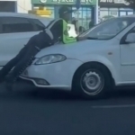 Toshkentda Gentra YPX xodimini kapotda sudrab ketdi (video)