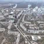 Россия қўшинлари Угледарни ўққа тутди (видео)