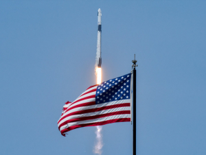 SpaceX илк бор одамларни космосга учирди (фото+видео)