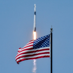 SpaceX илк бор одамларни космосга учирди (фото+видео)