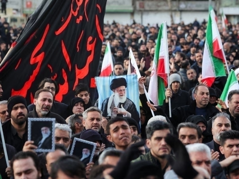 Eronda Xomanaiyning o‘limi ortidan 10 minglab odamlar yig‘ildi (video)