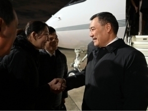 Жапаров ва Раҳмонни Токиода ўзбек аслли мансабдор кутиб олди (видео)