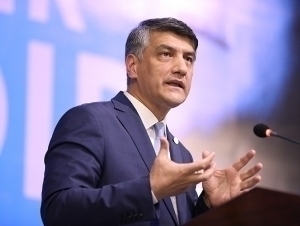 Алишер Қодиров рецептсиз дори савдоси учун жавобгарликни кучайтиришни таклиф қилди