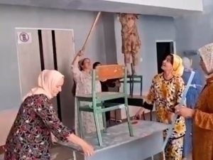 O‘qituvchilarni “remont”ga chiqargan maktab direktori 41,2 mln so‘m jarimaga tortildi (video)