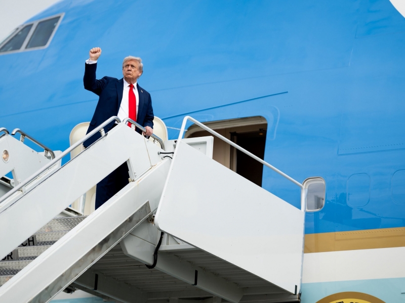 Трамп Аляскадан қайтаётганда Зеленский билан узоқ гаплашди