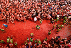 Pomidor festivali: Ispaniyada minglab odamlar “pomidorbo‘ron” o‘ynadi (fotoreportaj)