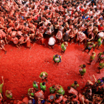 Pomidor festivali: Ispaniyada minglab odamlar “pomidorbo‘ron” o‘ynadi (fotoreportaj)