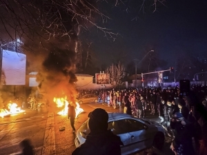 “Хоманаийга ўлим”. Эрондаги намойишларда 500 дан ортиқ киши ҳалок бўлгани айтилмоқда 