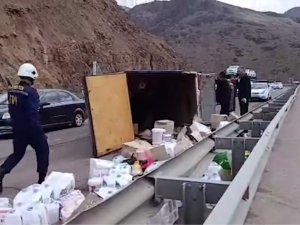 “Қамчиқ”да юк машинаси ағдарилиб кетди