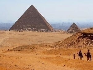 Misrda sayyoh 4000 yillik piramidaga tushib ketdi