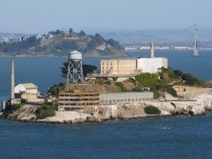 Tramp Kongressdan “Alkatras”ni tiklash uchun 152 mln dollar so‘radi