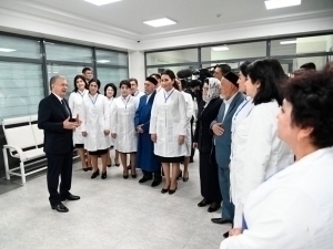 Mirziyoyev tibbiyot xodimlarini tabrikladi