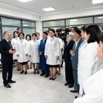 Mirziyoyev tibbiyot xodimlarini tabrikladi