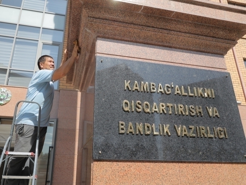 “Tabibimning o‘zi ham bemor”. Ishdan asossiz bo‘shatilgan vazirlik xodimlari pulini ololmayapti