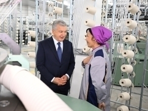 Qashqadaryolik tadbirkor Prezidentga o‘z fabrikasida ishlab chiqarilgan kiyimni sovg‘a qildi (video)