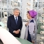 Qashqadaryolik tadbirkor Prezidentga o‘z fabrikasida ishlab chiqarilgan kiyimni sovg‘a qildi (video)