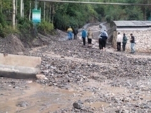 Flood fills streets with sand and gravel in Fergana