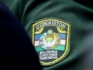 Namanganda plastik karta orqali pora olgan bojxonachi ushlandi 