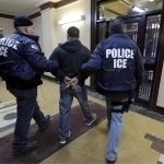 AQSH ICE xodimlariga sud qarorisiz uylarga kirishga ruxsat berdi