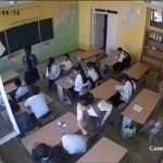 Xorazmda o‘qituvchi dars paytida 2 o‘quvchini kaltakladi (video)