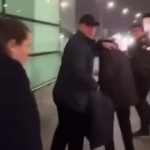 Gruziyaning sobiq prezidentiga aeroportda tuxum otishdi (video)